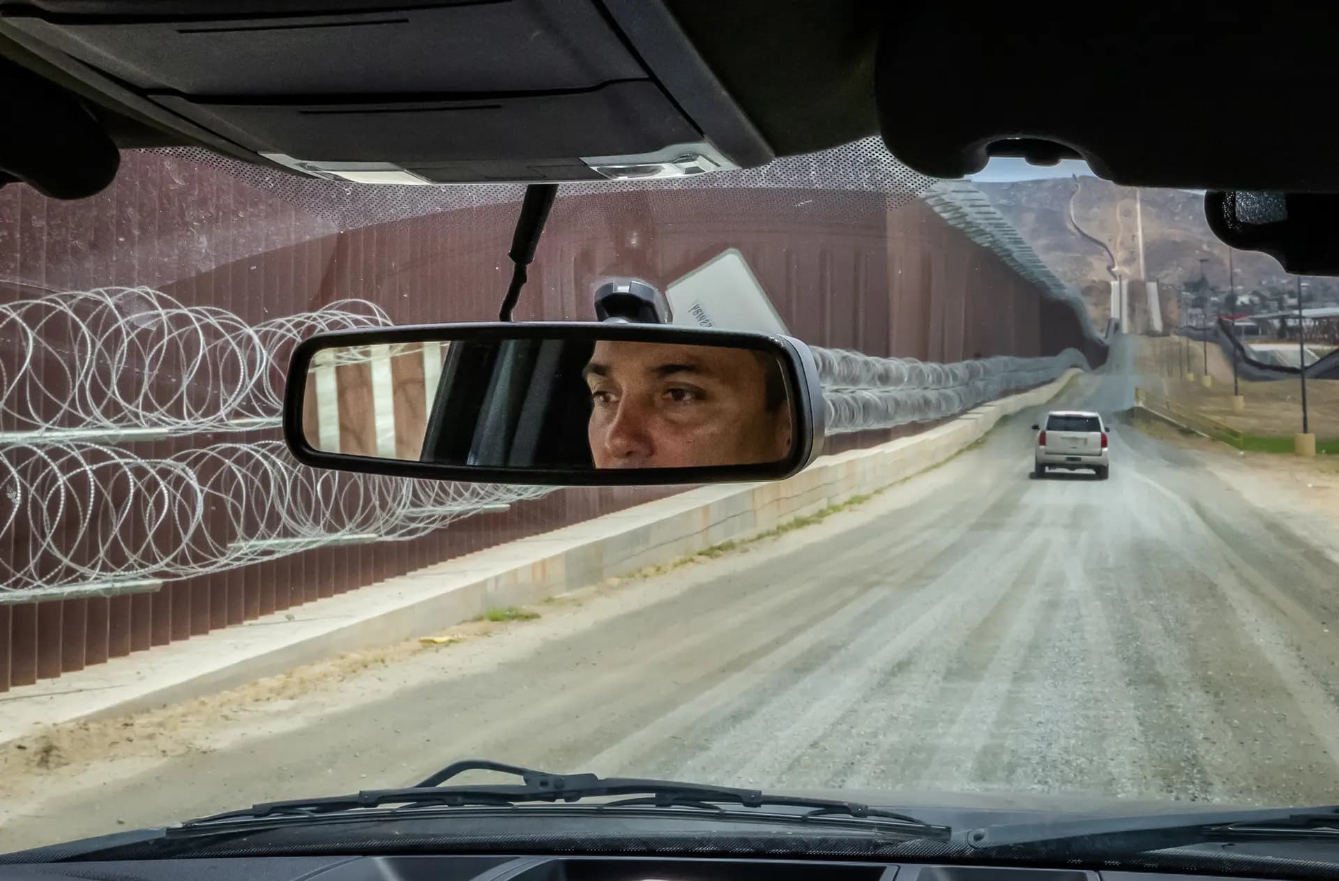 El jefe de la Patrulla Fronteriza de San Diego, Justin De La Torre, supervisa el muro fronterizo sur en las afueras de San Diego el 27 de mayo de 2026. (John Fredricks/The Epoch Times)