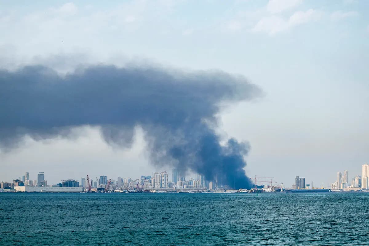 <em>Se observa humo tras los presuntos ataques con misiles iraníes, que siguieron a los ataques de Estados Unidos e Israel contra Irán, en Manama, Baréin, el 28 de febrero de 2026. (Reuters/Stringer).</em>