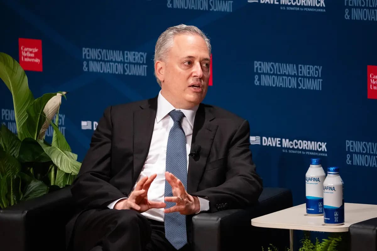 <em>David Sacks, el asesor de inteligencia artificial y criptomonedas del presidente Donald Trump, interviene en la Cumbre de Energía e Innovación de Pensilvania, celebrada en la Universidad Carnegie Mellon de Pittsburgh el 15 de julio de 2025. (Samira Bouaou/The Epoch Times).</em>