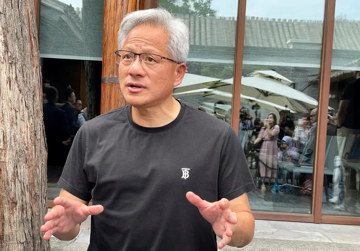 <em>El director ejecutivo de Nvidia, Jensen Huang, habla con los medios en un hotel de Beijing, China, el 16 de julio de 2025. (Foto de archivo de Alessandro Diviggiano/Reuters).</em>