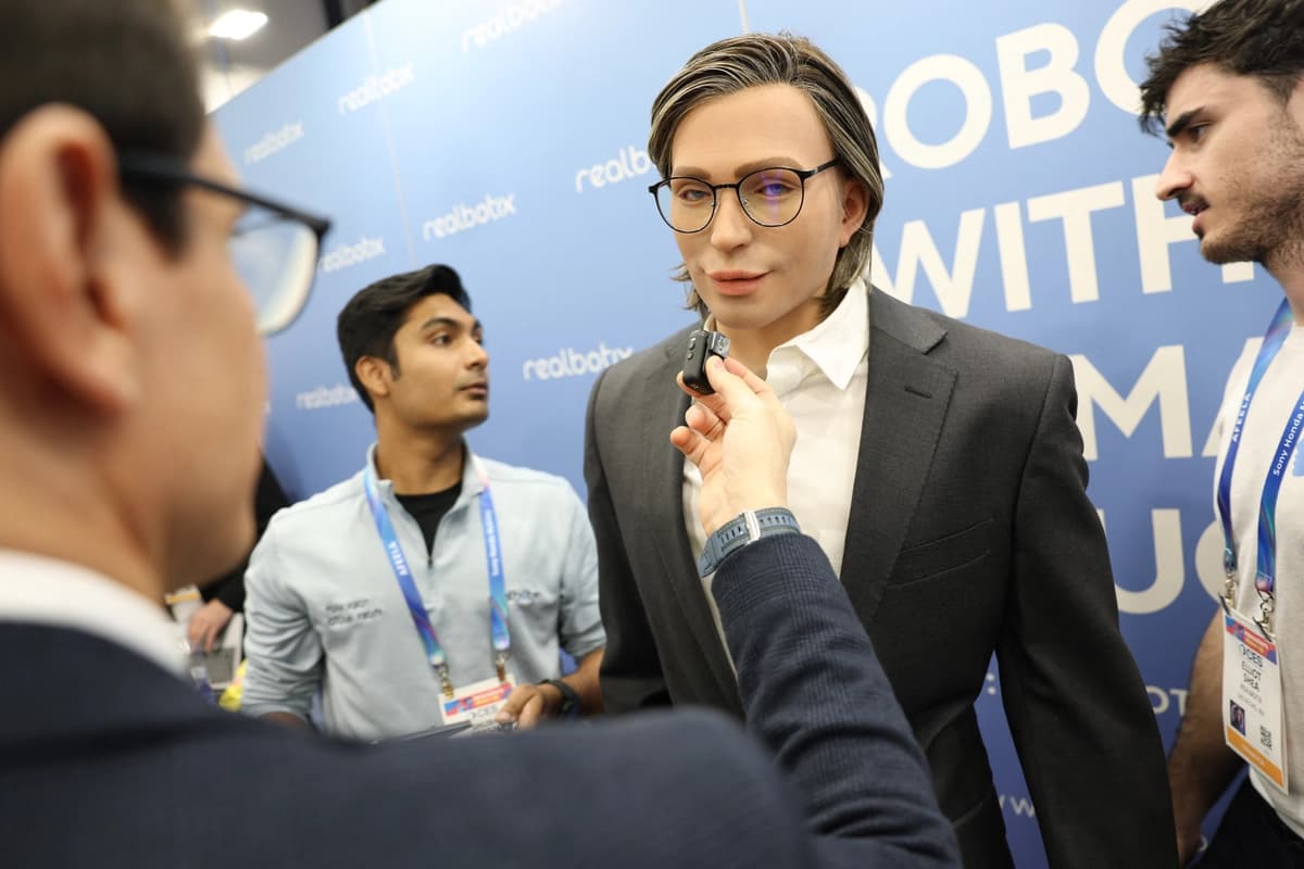 Se presenta un robot humanoide en la Feria Anual de Electrónica de Consumo (Consumer Electronics Show) en Las Vegas, Nevada, el 6 de enero de 2026. (Patrick T. Fallon/AFP vía Getty Images)