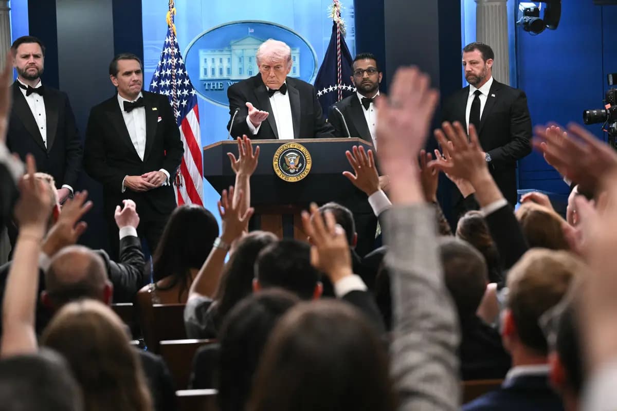 El presidente Donald Trump responde preguntas durante una rueda de prensa en la Casa Blanca poco después de un tiroteo ocurrido en la Cena de Corresponsales de la Casa Blanca en Washington el 25 de abril de 2026. (Mandel NGAN / AFP vía Getty Images)