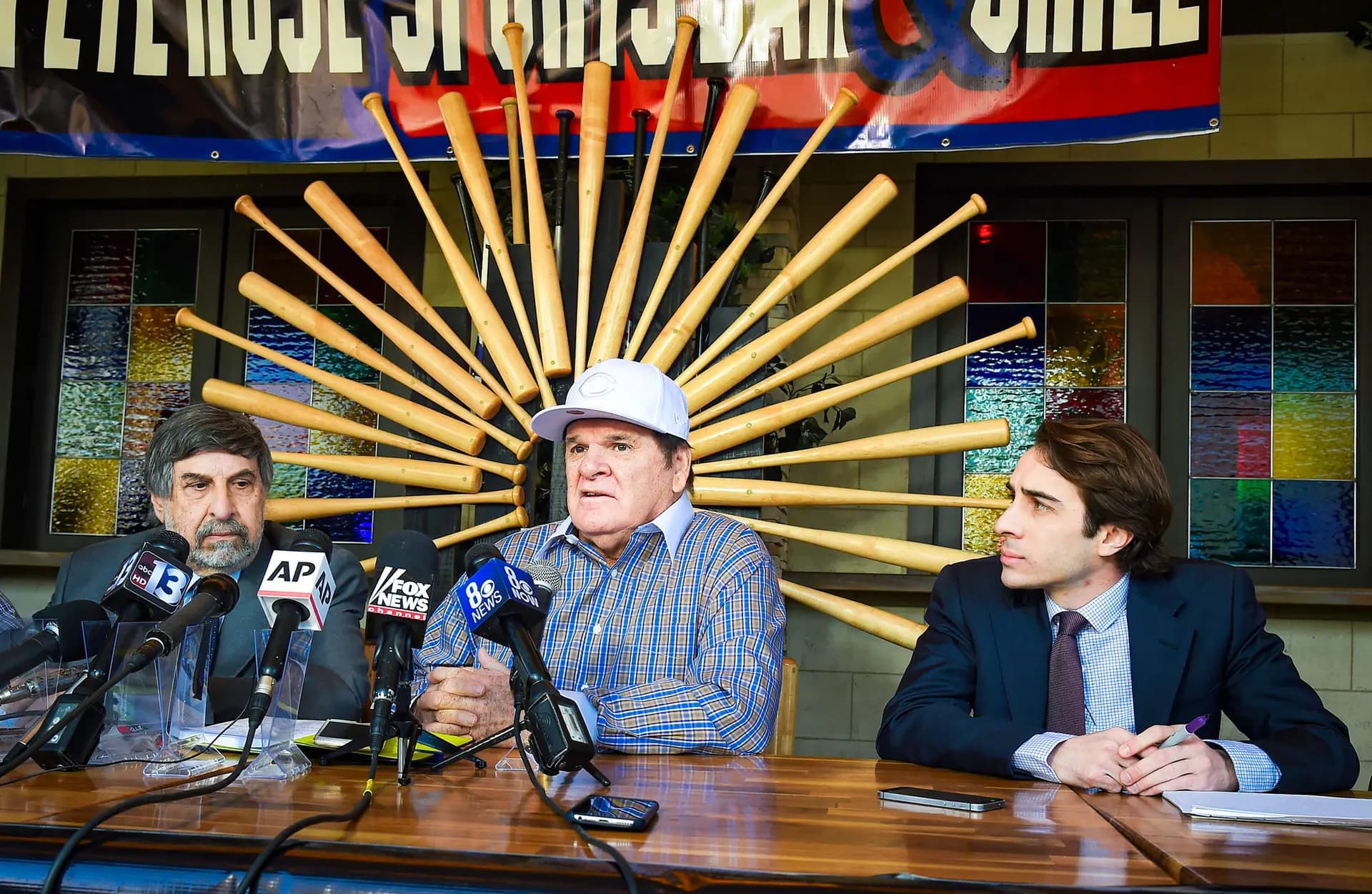 El exjugador y mánager de las Grandes Ligas de Béisbol Pete Rose (C) está flanqueado por los abogados Mark Rosenbaum (I) y Ray Genco (D) durante una conferencia de prensa en Las Vegas el 15 de diciembre de 2015. Rose había solicitado ser readmitido tras haber sido expulsado de la MLB por apuestas; la solicitud fue rechazada. (Ethan Miller/Getty Images)