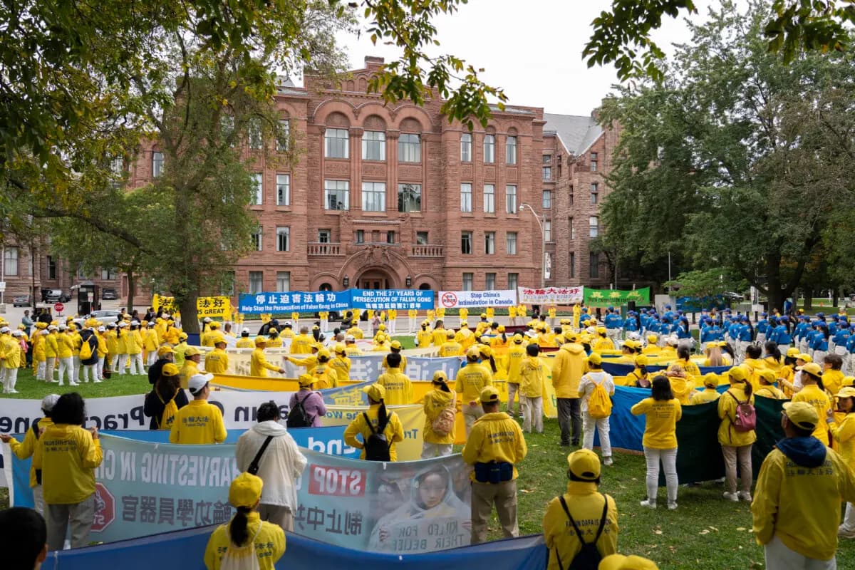 <em>Practicantes y simpatizantes de Falun Gong se manifiestan en Queen's Park para exigir el fin de la persecución y la represión transnacional del régimen chino, en Toronto, el 19 de septiembre de 2026. (Evan Ning/The Epoch Times).</em>