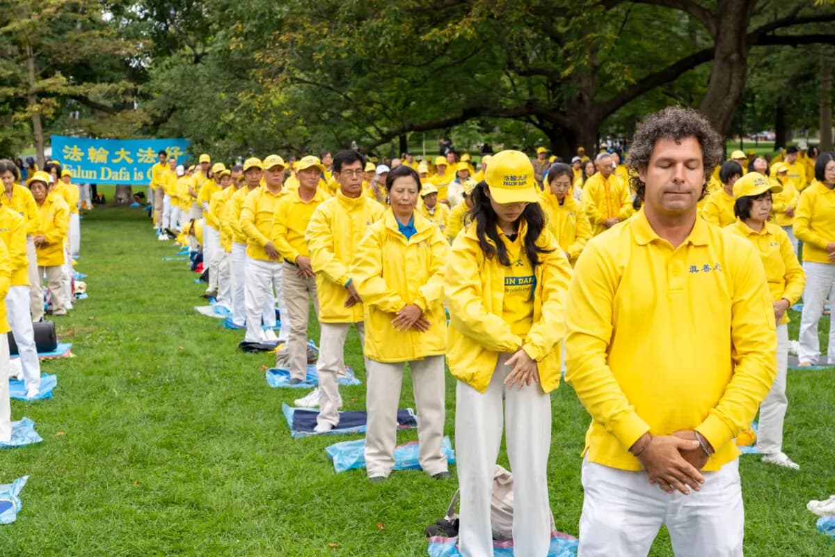<em>Practicantes de Falun Gong realizan los ejercicios de meditación de esta disciplina espiritual en un evento en Queen's Park, en Toronto, el 19 de septiembre de 2026, para exigir el fin de la persecución y la represión transnacional del régimen chino. (Evan Ning/The Epoch Times).</em>