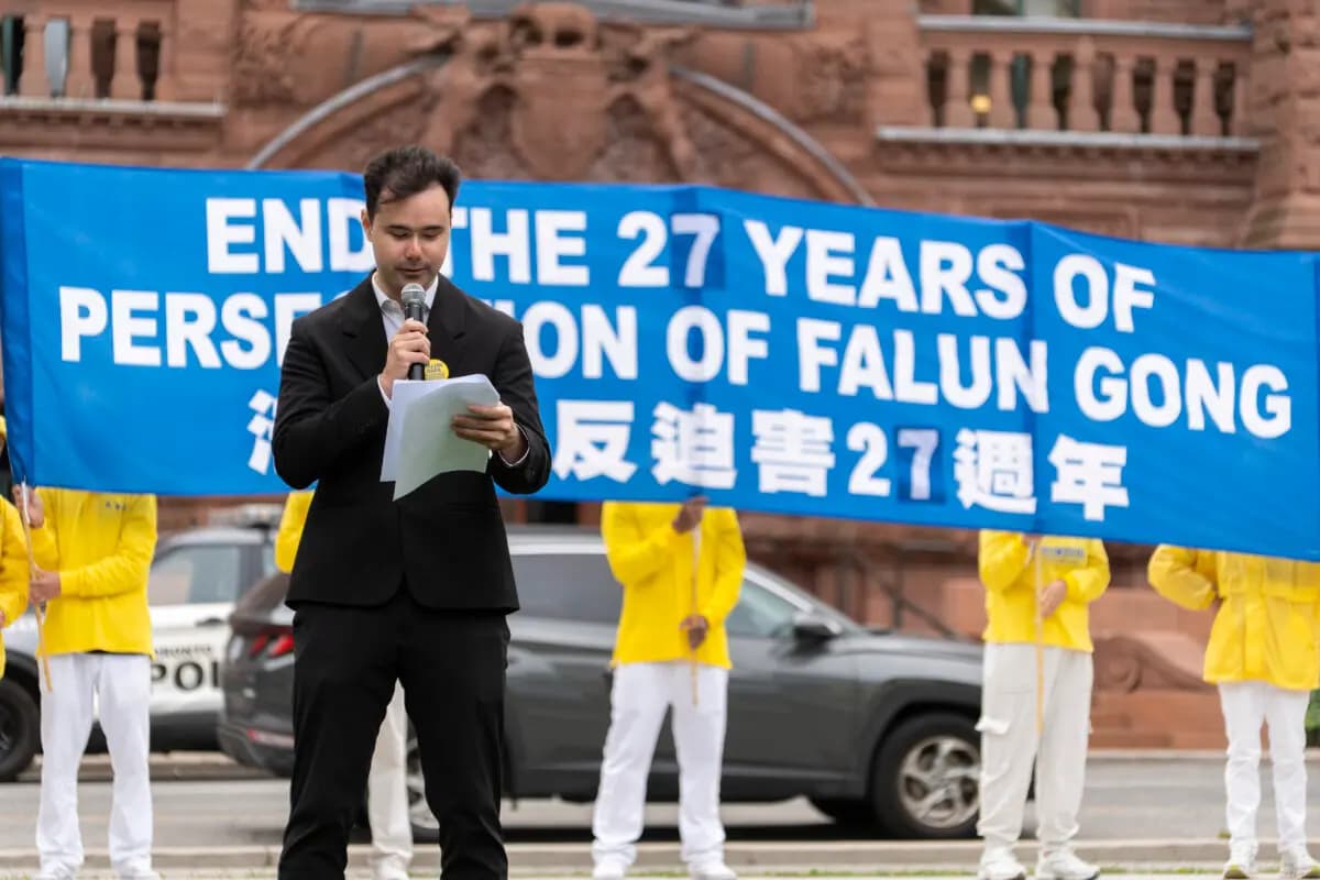 <em>El practicante de Falun Gong y organizador del evento, Matthew Leeder, interviene en una manifestación en Queen's Park para exigir el fin de la persecución y la represión transnacional del régimen chino, en Toronto, el 19 de septiembre de 2026. (Evan Ning/The Epoch Times).</em>