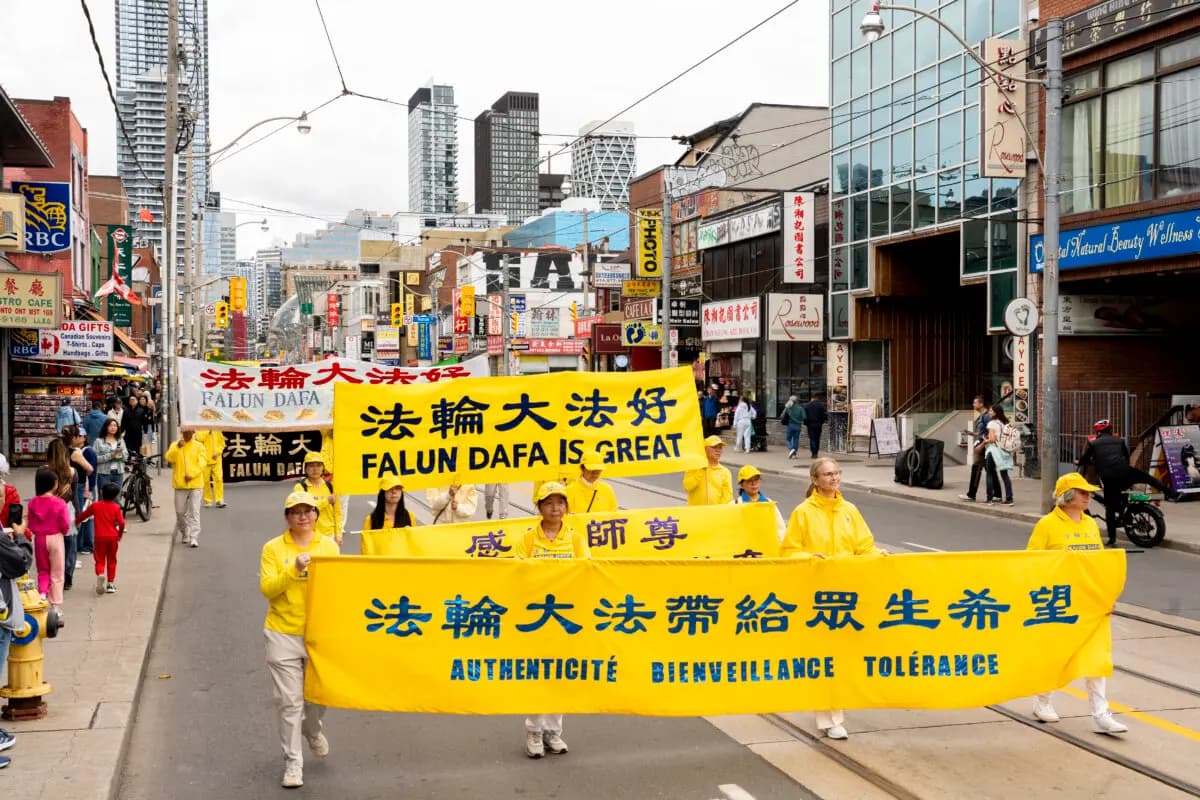 <em>Practicantes de Falun Gong realizan una marcha en el centro de Toronto para exigir el fin de la persecución y la represión transnacional del régimen chino, el 19 de septiembre de 2026. (Evan Ning/The Epoch Times).</em>