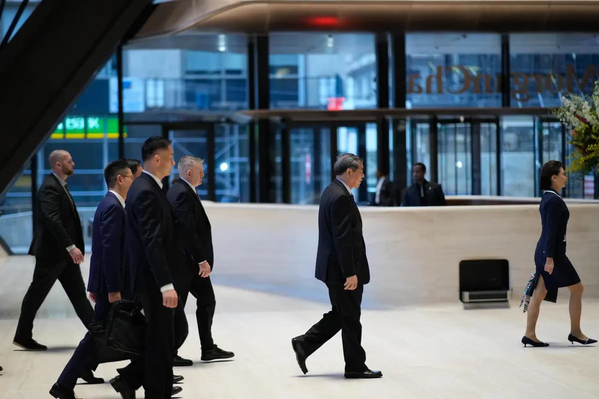 El viceprimer ministro chino He Lifeng (C) llega a una reunión con el secretario del Tesoro de EE. UU., Scott Bessent, en la sede de JPMorgan Chase en la ciudad de Nueva York el 20 de septiembre de 2026. (Eduardo Muñoz Álvarez/Getty Images)