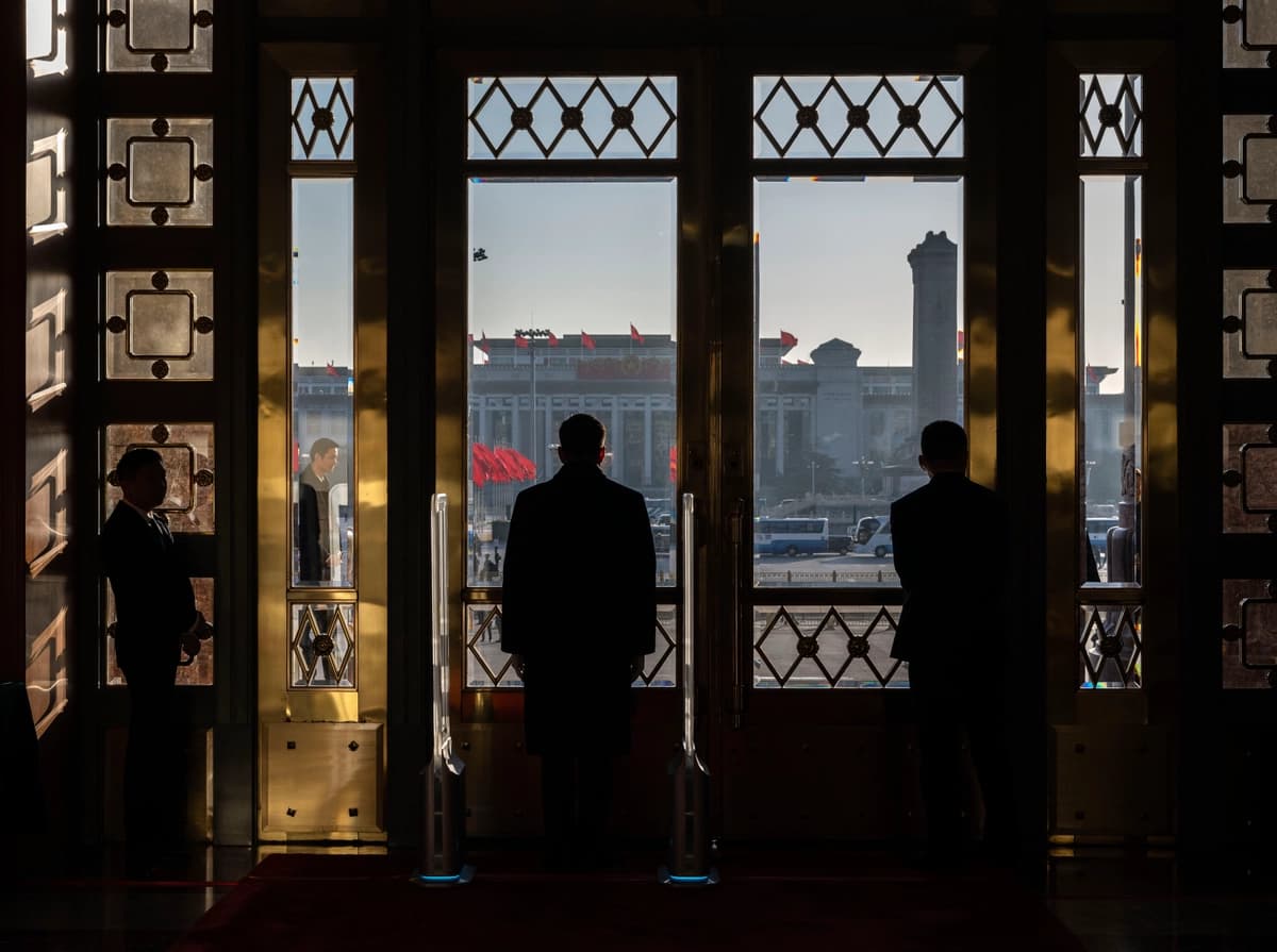 Personal de seguridad en la entrada antes de la sesión de clausura de la Conferencia Consultiva Política del Pueblo Chino en el Gran Salón del Pueblo en Beijing, el 11 de marzo de 2026. (Kevin Frayer/Getty Images).