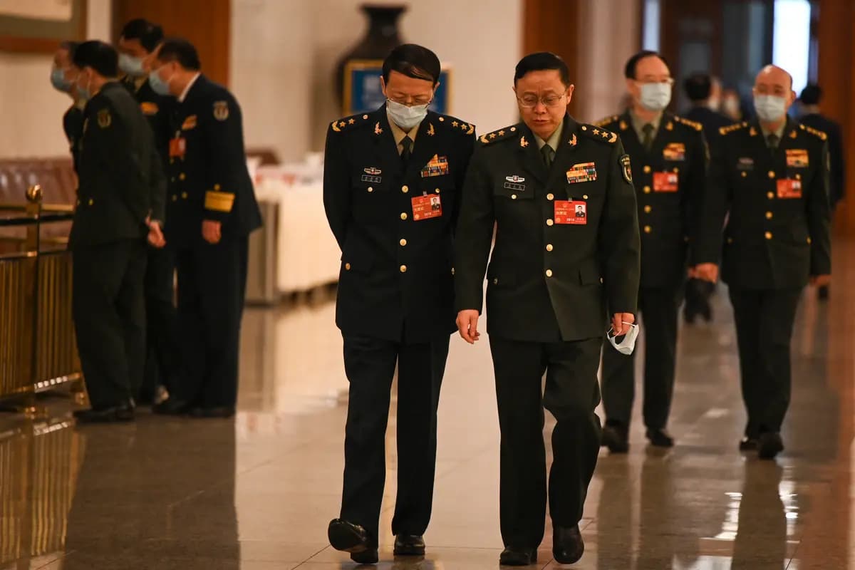 <em>Delegados militares llegan a la cuarta sesión plenaria de la Asamblea Popular Nacional en el Gran Salón del Pueblo en Beijing el 11 de marzo de 2023. (Greg Baker/ POOL vía Getty Images).</em>