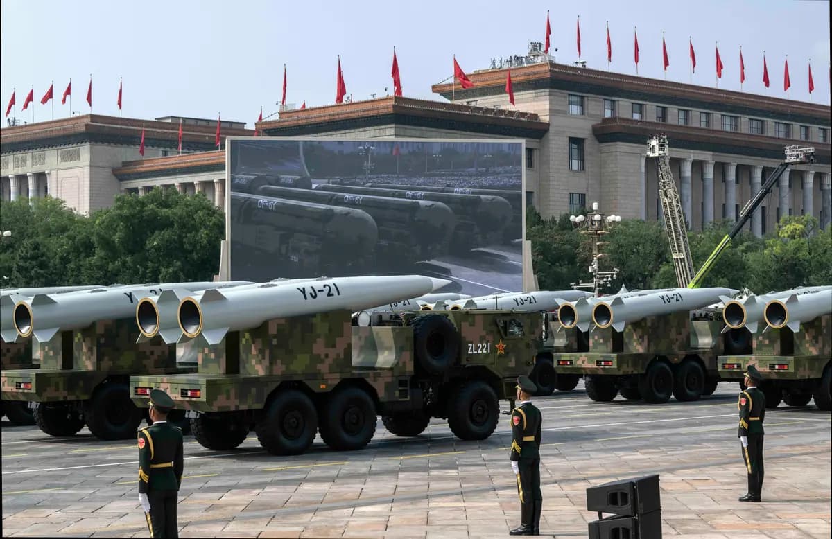<em>El nuevo misil antibuque hipersónico YJ 21 se observa en camiones durante un desfile militar que conmemora el 80 aniversario de la victoria sobre Japón y el fin de la Segunda Guerra Mundial, en la Plaza de Tiananmen en Beijing, el 3 de septiembre. (Kevin Frayer/Getty Images).</em>