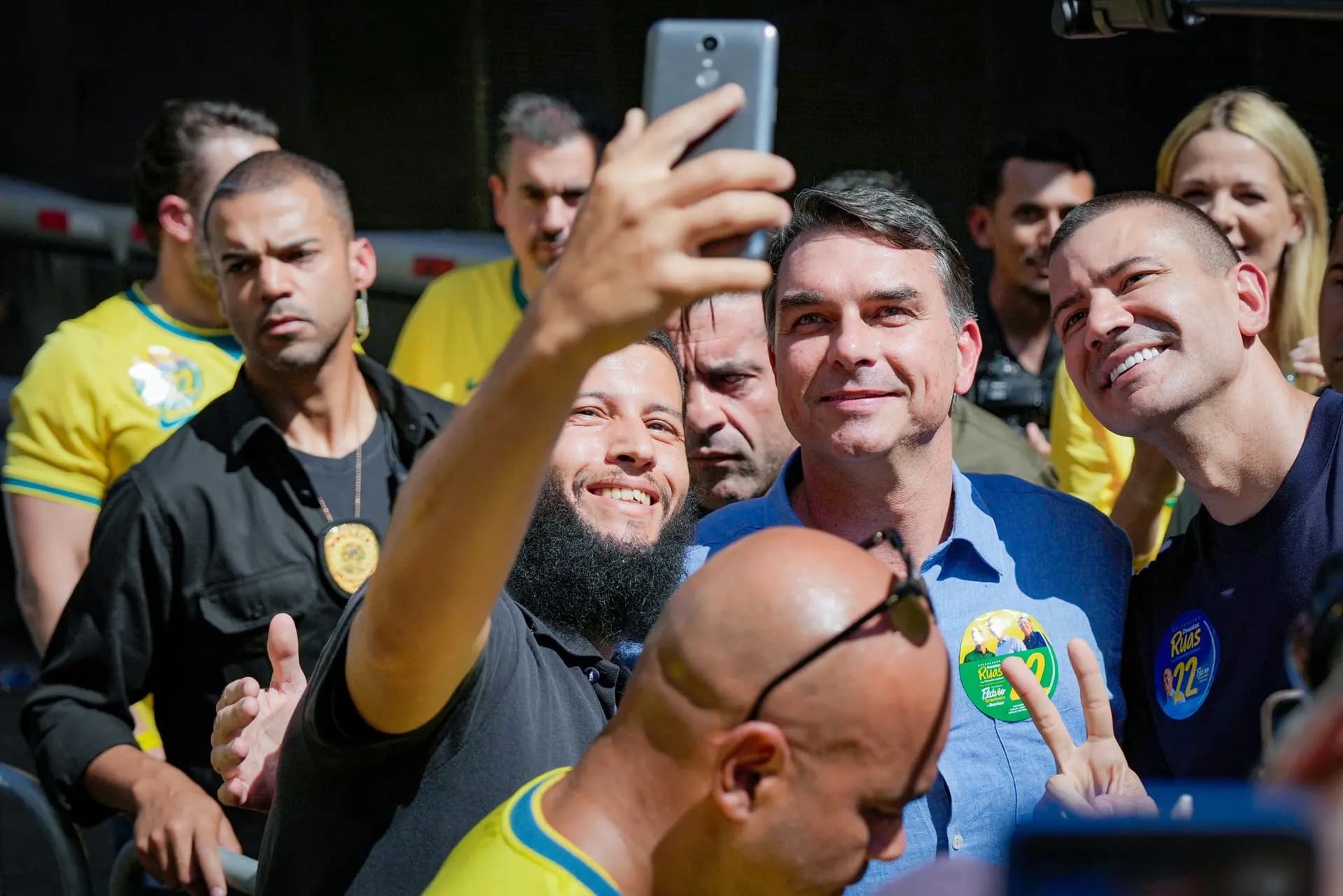 El candidato presidencial de la oposición, Flavio Bolsonaro (segundo por la derecha), posa para una foto con sus seguidores tras un evento de campaña en Río de Janeiro el 21 de agosto de 2026. (Silvia Izquierdo/AP Photo).