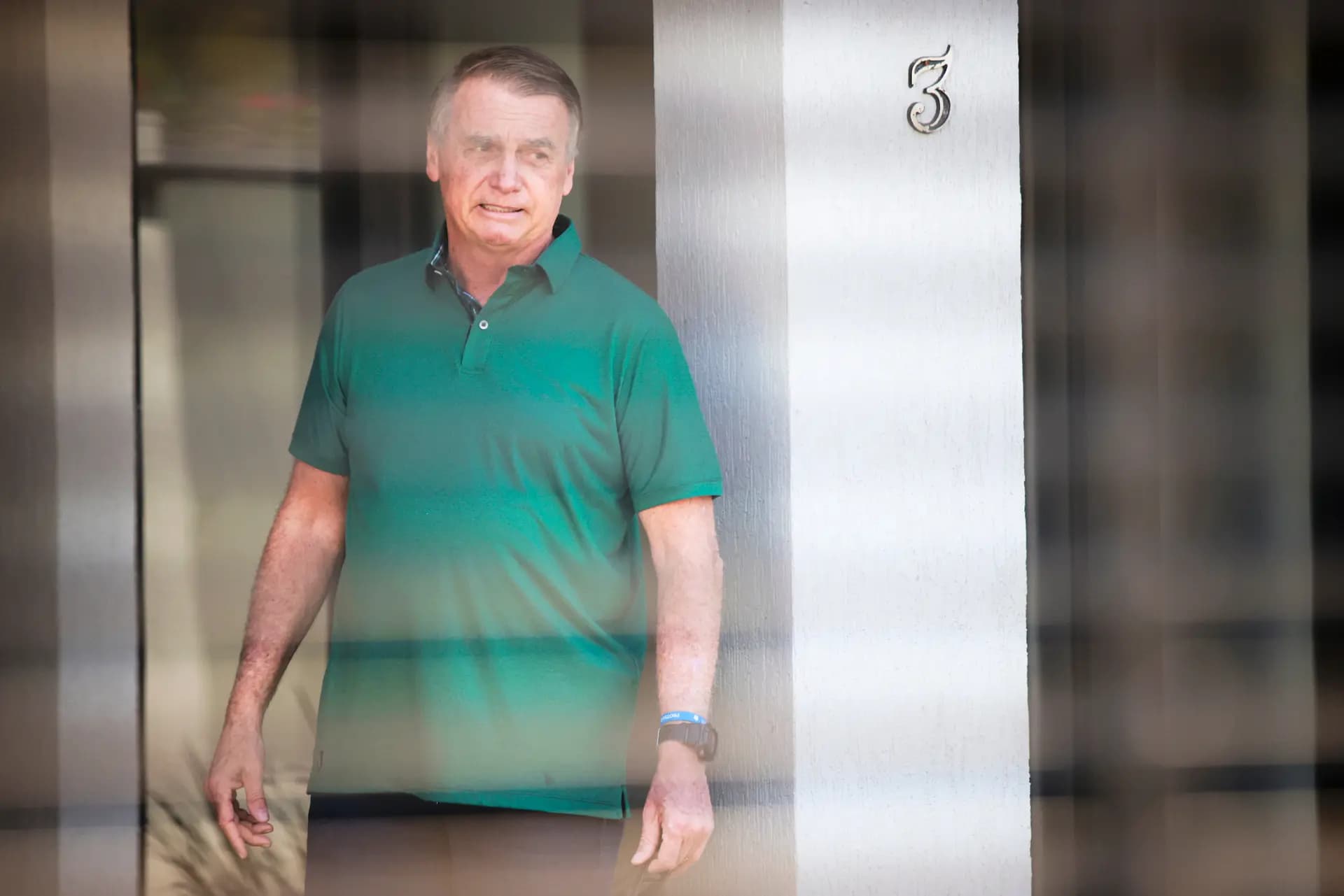 El expresidente brasileño Jair Bolsonaro se encuentra en la entrada de su domicilio, donde se encuentra bajo arresto domiciliario en Brasilia, Brasil, el 11 de septiembre de 2025. (Luis Nova/AP Photo).