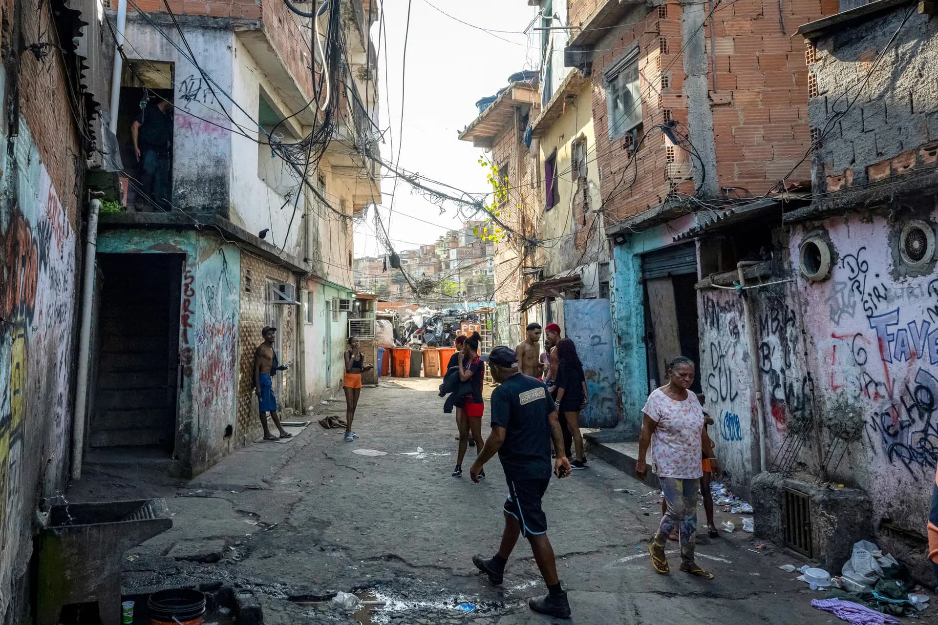 La gente camina por una calle de la favela Metro-Mangueira en Río de Janeiro el 12 de agosto de 2026. El candidato presidencial brasileño Renan Santos se ha comprometido a eliminar las favelas, asentamientos informales que albergan gran parte del crimen organizado del país. (Pablo Porciuncula/AFP vía Getty Images).