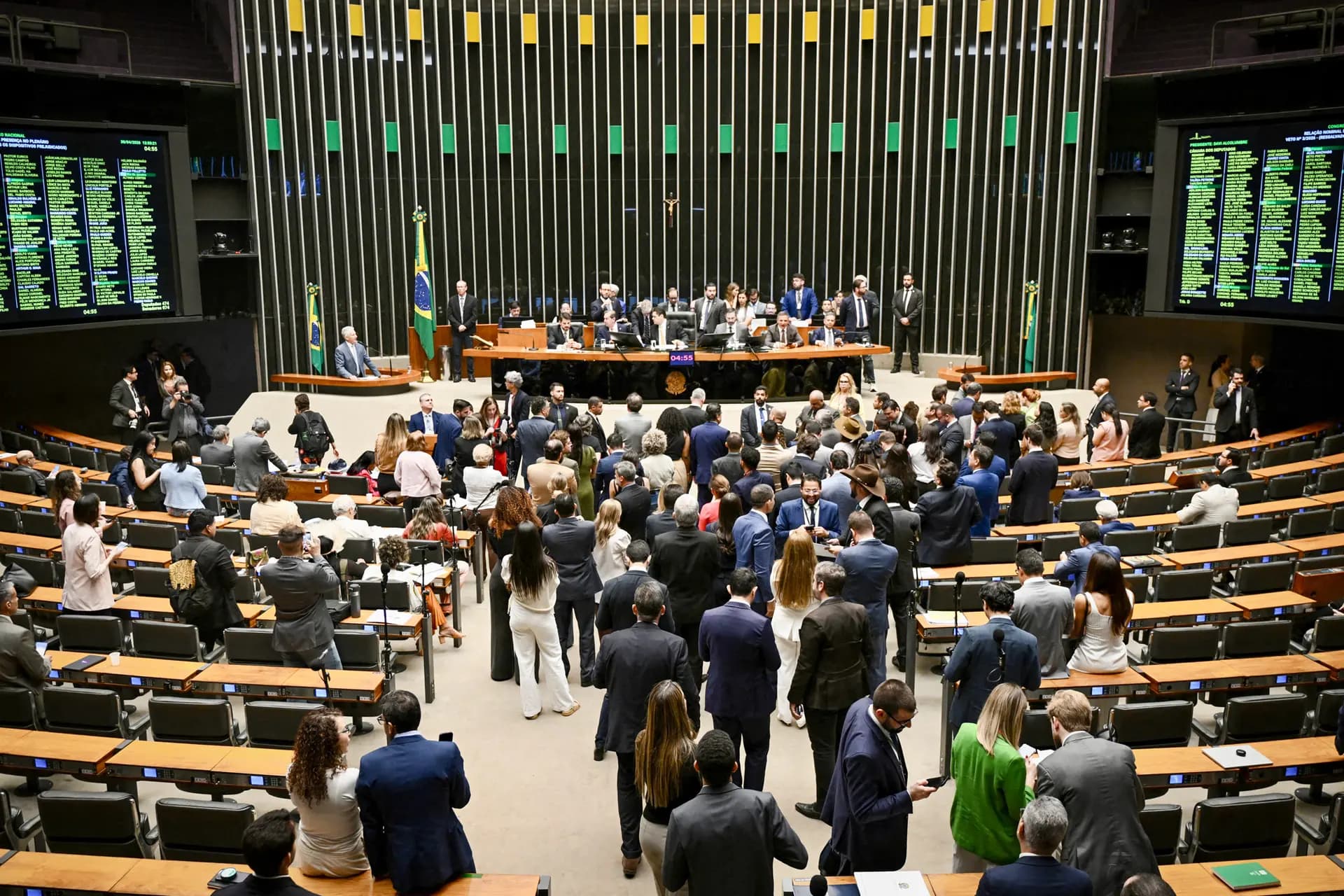 Vista general al inicio de una sesión del Congreso Nacional para revisar el veto del presidente brasileño Luiz Inácio Lula da Silva a la ley de reforma de las penas del país, en Brasilia, Brasil, el 30 de abril de 2026. Los legisladores votaron a favor de anular el veto de da Silva y reducir la pena del expresidente Jair Bolsonaro, condenado por intento de golpe de Estado. (Evaristo Sa/AFP vía Getty Images).