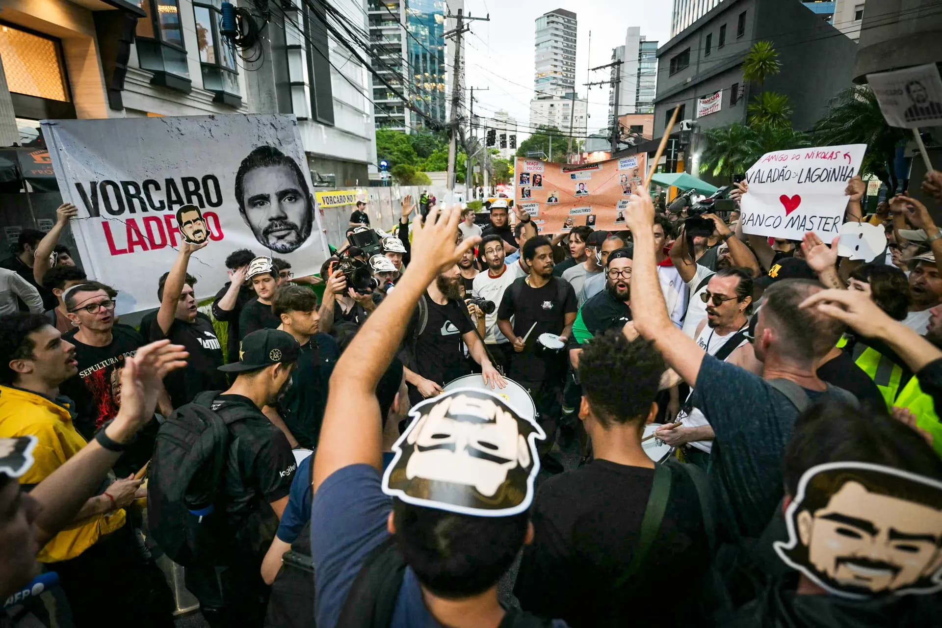 Manifestantes del Movimiento Brasil Libre protestan frente al edificio del Banco Master en São Paulo el 5 de febrero de 2026, después de que el Banco Central de Brasil ordenara su cierre debido a una grave crisis de liquidez y a serias violaciones de las regulaciones financieras. (Nelson Almeida/AFP vía Getty Images).