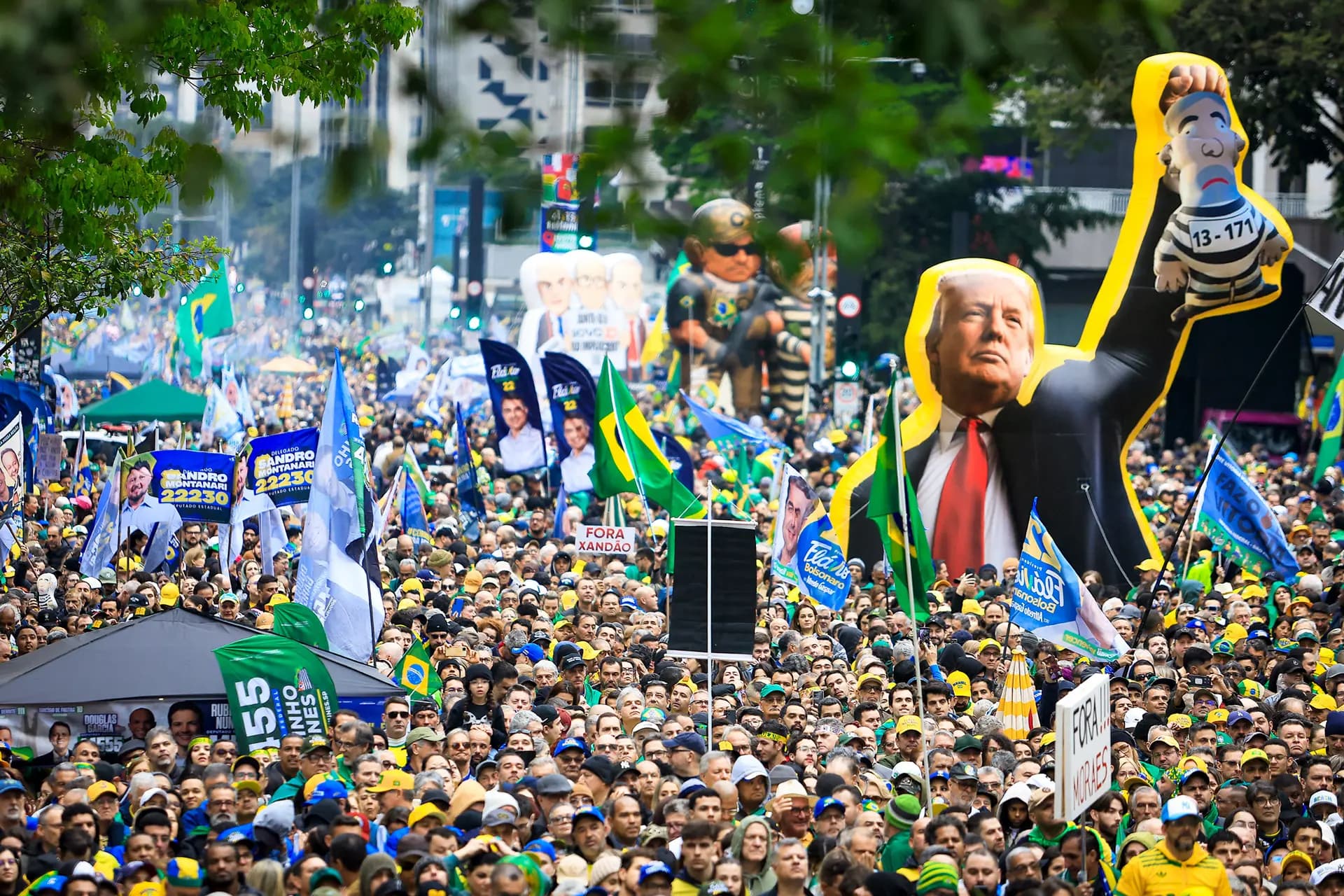 Un globo gigante representa al presidente de EE. UU., Donald Trump, sosteniendo al presidente brasileño, Luiz Inácio Lula da Silva, mientras los partidarios del candidato presidencial brasileño Flavio Bolsonaro participan en un mitin en São Paulo el 7 de septiembre de 2026. (Miguel Schincariol/AFP vía Getty Images).