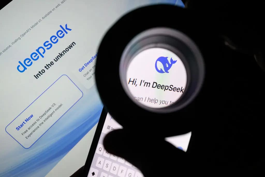 El logotipo de Deepseek se ve a través de una lupa mientras se muestra en la pantalla de un teléfono celular en Londres el 29 de enero de 2025. (Leon Neal/Getty Images).