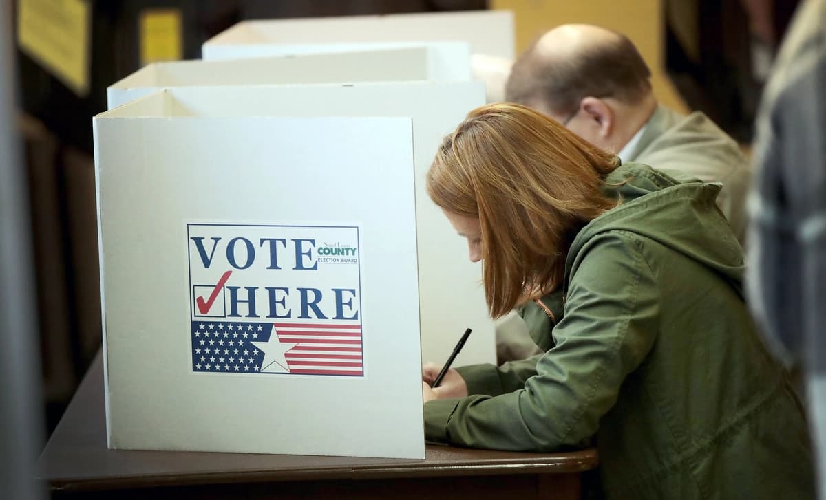 Los votantes emiten sus votos en un centro de votación en Kirkwood, Missouri, el 6 de noviembre de 2018. (Scott Olson/Getty Images).