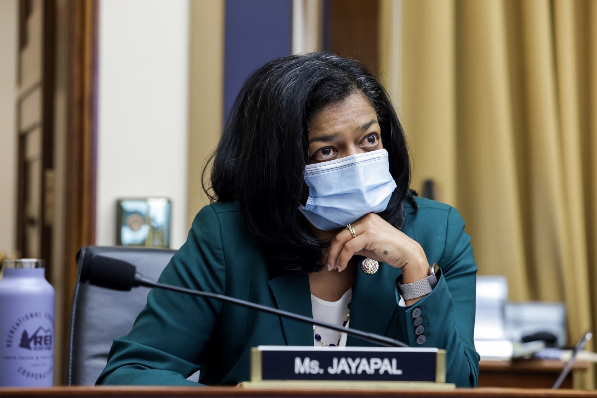 La representante Pramila Jayapal (demócrata por Washington) observa durante una audiencia en Washington el 29 de julio de 2020. (Graeme Jennings/Getty Images).