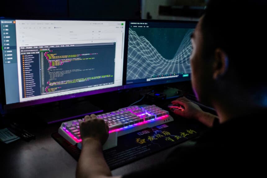 Un miembro de un presunto grupo de hackers, en esta foto de archivo. (Nicolas Asfouri/AFP vía Getty Images).