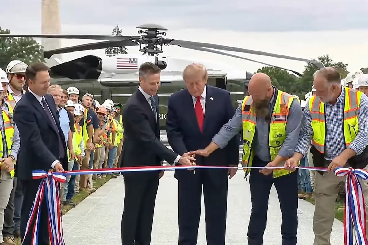 El presidente Trump corta la cinta en la inauguración oficial del nuevo helipuerto de la Casa Blanca en Washington el 21 de septiembre de 2026. (Captura de pantalla vía YouTube/La Casa Blanca).