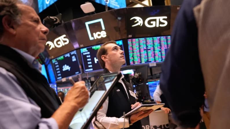 Precio del petróleo cae debajo de USD 100 por barril mientras Trump insinúa retomar negociaciones con Irán