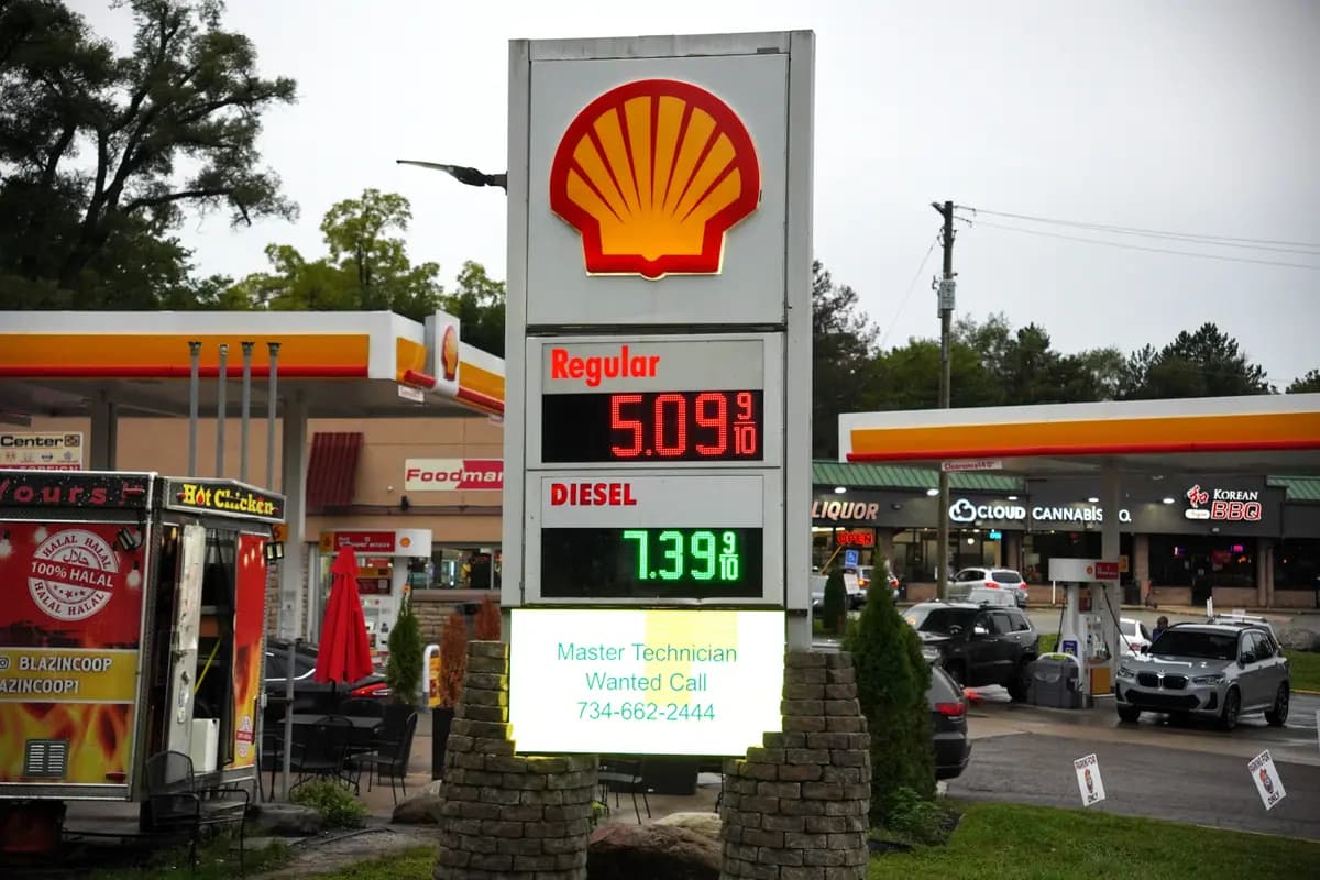 Precios en una gasolinera en Ann Arbor, Michigan, el 20 de septiembre de 2026. (Jacob Burg/The Epoch Times)