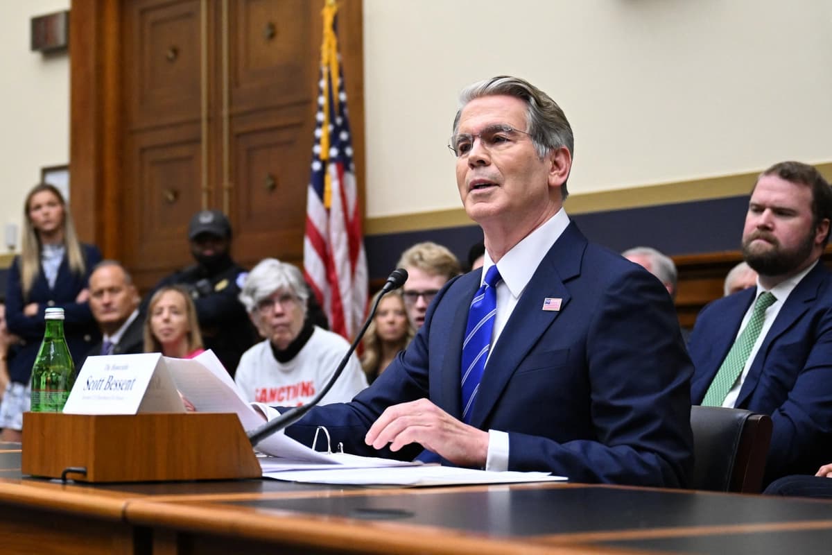 El secretario del Tesoro de Estados Unidos, Scott Bessent, testifica durante una audiencia del Comité de Servicios Financieros de la Cámara de Representantes sobre el estado del sistema financiero internacional en el Capitolio en Washington el 15 de septiembre de 2026. (Roberto Schmidt/AFP vía Getty Images)
