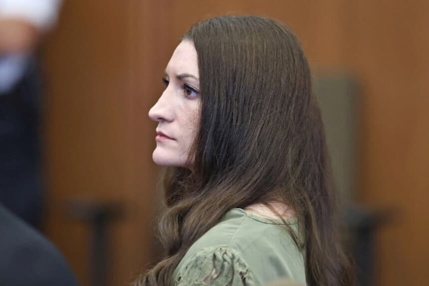 La acusada Lindsay Clancy observa a los miembros del jurado entrar en la sala mientras estos reanudan las deliberaciones en el Tribunal Superior de Plymouth, en Plymouth, Massachusetts, el 4 de septiembre de 2026. (Greg Derr/Pool vía Reuters).