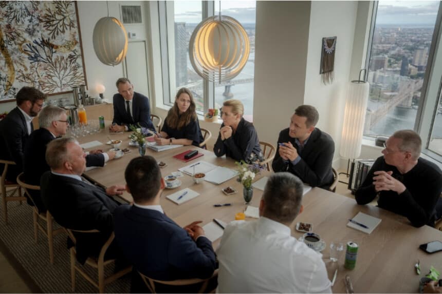 La primera ministra danesa, Mette Frederiksen, el ministro de Asuntos Exteriores, Lars Loekke Rasmussen, y el primer ministro groenlandés, Jens-Frederik Nielsen, participan en una reunión en Nueva York, el 21 de septiembre de 2026. (Ritzau Scanpix/Mads Claus Rasmussen vía Reuters).