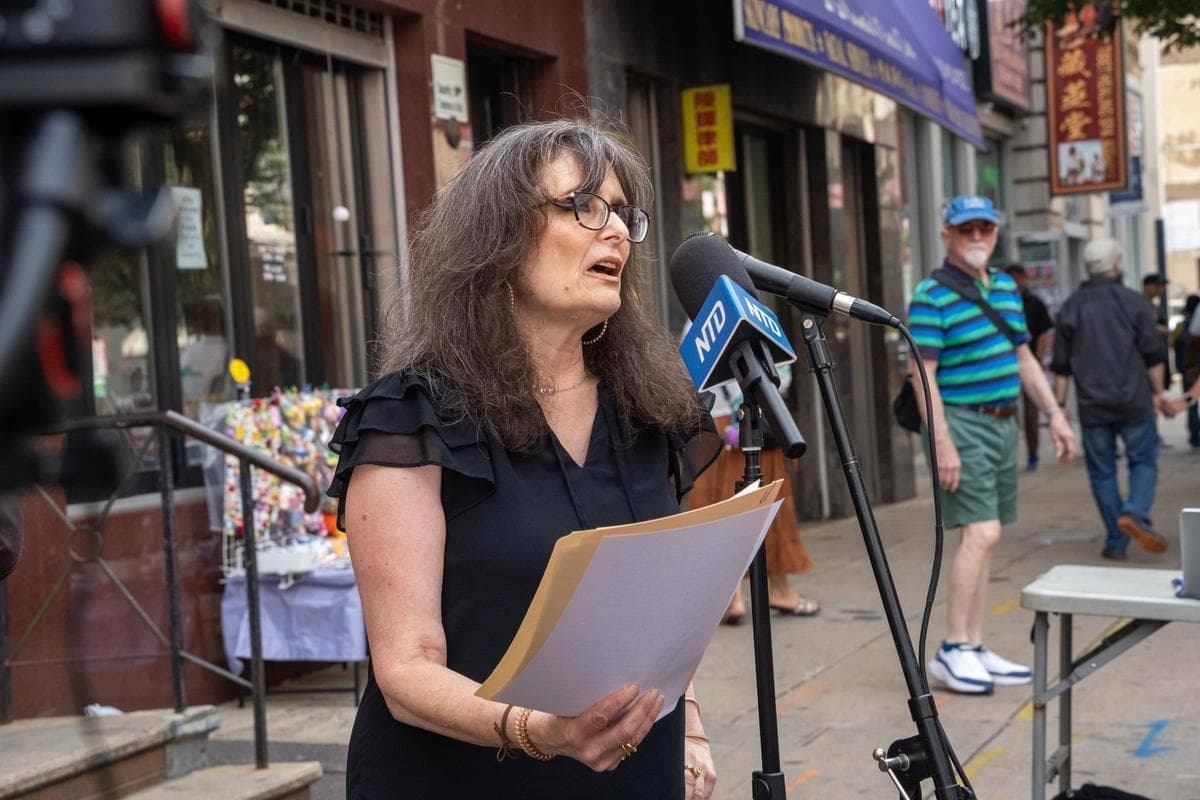 Christine Flowers, abogada de inmigración de Filadelfia y columnista sindicada, habla en una manifestación en Filadelfia el 19 de septiembre de 2026. (Serena Shi/The Epoch Times)