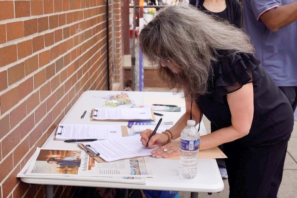 Christine Flowers, abogada de inmigración de Filadelfia y columnista sindicada, firmó una petición en apoyo a Falun Gong y al proyecto de ley para la protección de las víctimas de la sustracción forzada de órganos durante una manifestación en Filadelfia el 19 de septiembre de 2026. (Steve Wen/The Epoch Times)