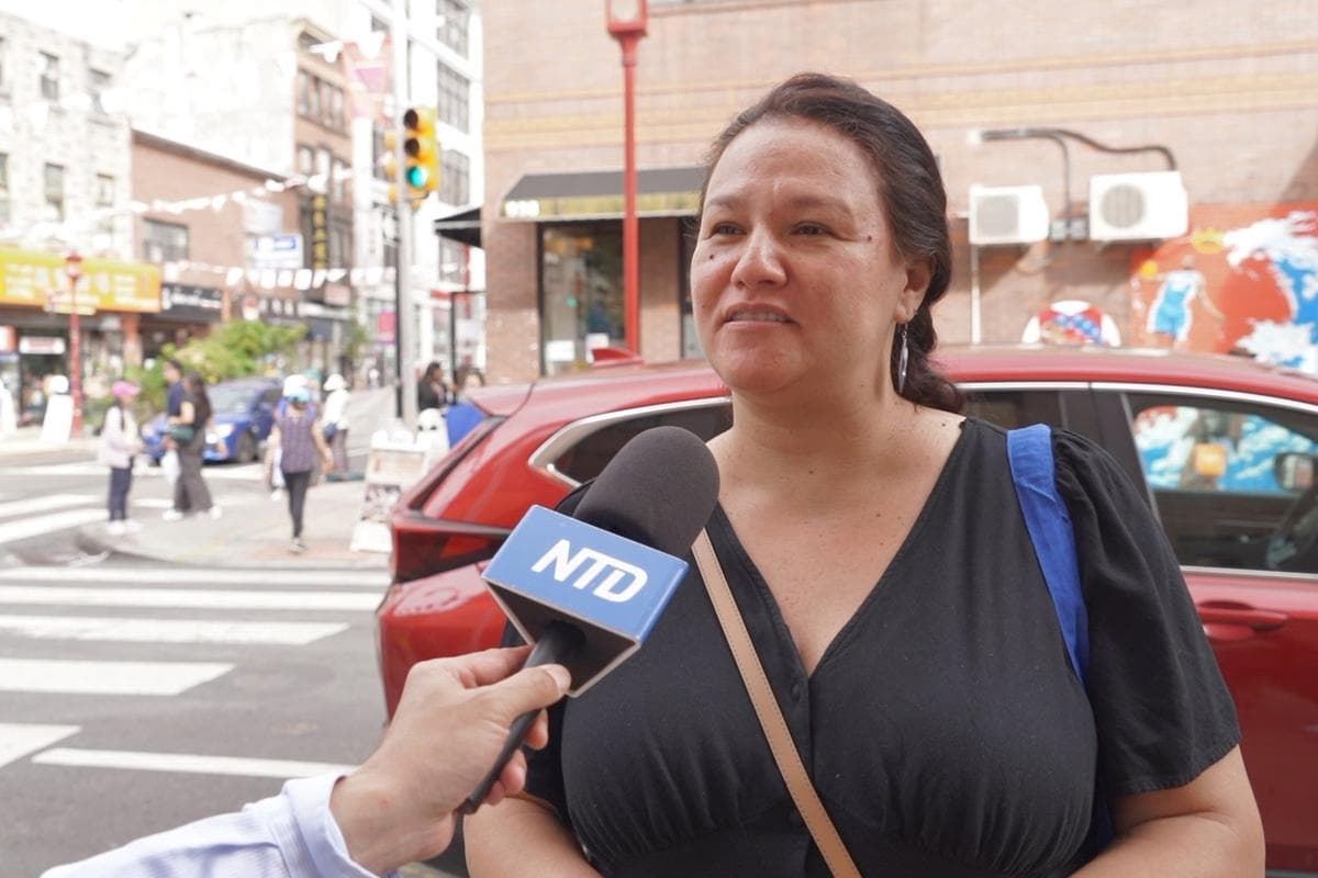 Viviana Takfoor, una inmigrante de Venezuela, en el barrio chino de Filadelfia el 19 de septiembre de 2026. (Steve Wen/The Epoch Times)
