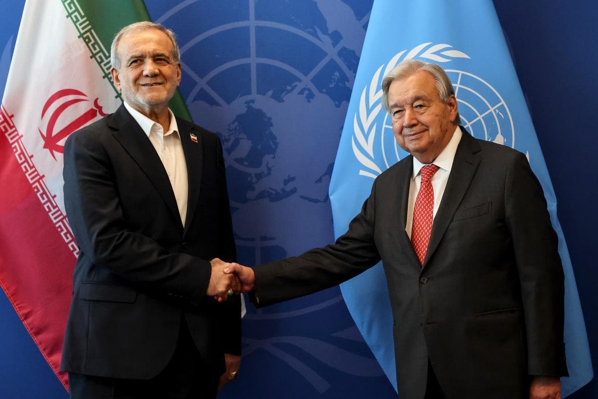 El presidente iraní, Masoud Pezeshkian (izquierda), se da la mano con el secretario general de la ONU, António Guterres, durante la Asamblea General de la ONU en la ciudad de Nueva York, el 25 de septiembre de 2025. (Spencer Platt/Getty Images)