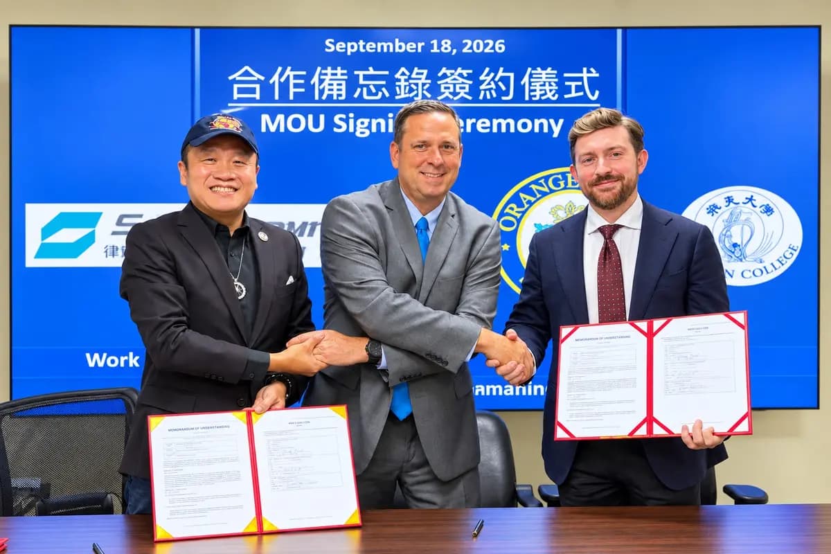 <em>El 18 de septiembre, la delegación del condado de Orange de Nueva York firmó dos memorandos de entendimiento con SteadyBeat Technology en Hsinchu, Taiwán. De izquierda a derecha: George Hsueh, presidente de SteadyBeat Technology; Steve Neuhaus, ejecutivo del condado de Orange; y Conor Eckert, presidente y director ejecutivo de Orange County Partnership. (Austina Tai/The Epoch Times).</em>