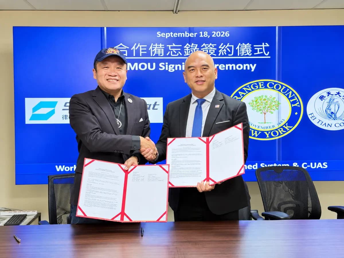 <em>SteadyBeat Technology firmó un memorando de entendimiento con el campus norte de Fei Tian College en Nueva York. En la foto, George Hsueh, presidente de SteadyBeat Technology, aparece a la izquierda, y Sean Lin, director de desarrollo estratégico de Fei Tian College, a la derecha. (Austina Tai/The Epoch Times).</em>
