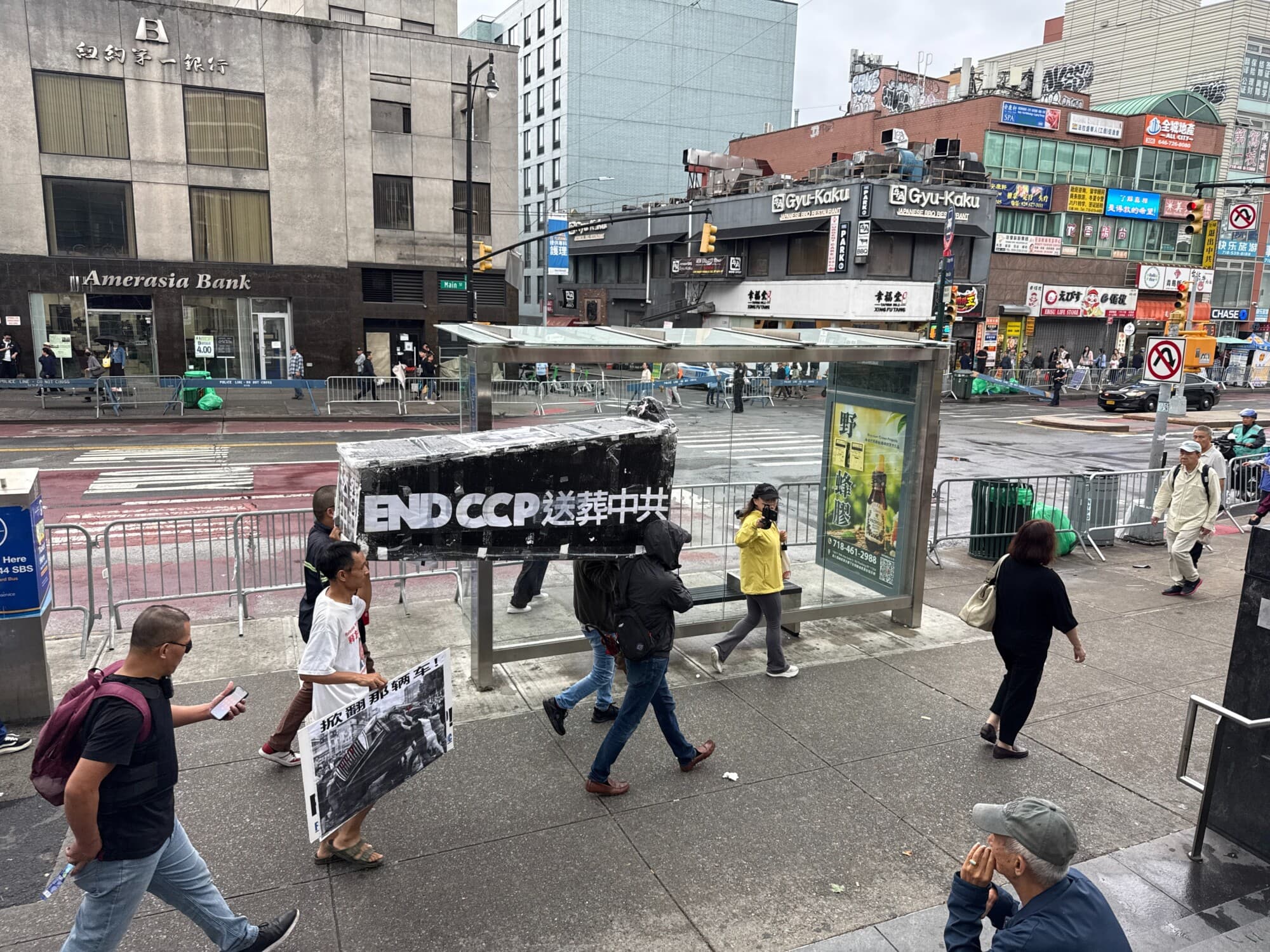 Activistas chinos prodemocracia portaron un ataque simbólico con el mensaje "FIN AL PCCh" durante una marcha por el centro de Flushing, Nueva York, el 20 de septiembre. (Lin Dan/The Epoch Times).