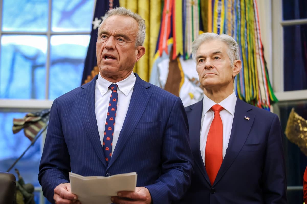 El secretario de Salud, Robert F. Kennedy Jr. (izquierda), habla en la Casa Blanca en Washington el 29 de enero de 2026. (Samuel Corum/Getty Images).