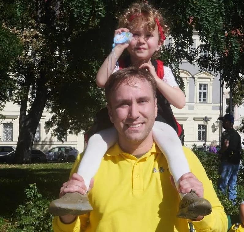 Robert Lovlien y su hija de 3 años, Sofía, participan en un desfile en Praga, la capital checa, el 19 de septiembre de 2026. (Ondřej Horecký/The Epoch Times).