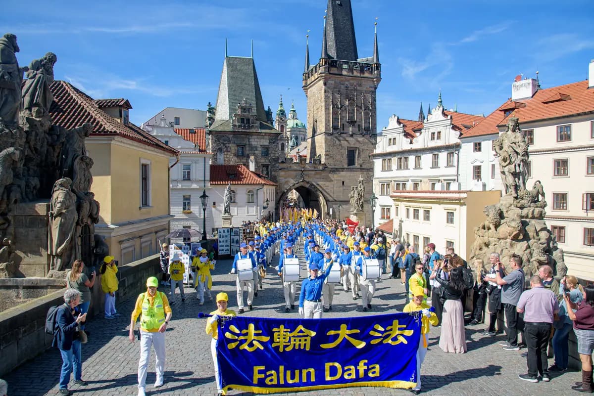 Más de 2000 practicantes de Falun Gong de toda Europa participaron en un desfile en Praga el 19 de septiembre de 2026. (Wen Zhen/The Epoch Times).