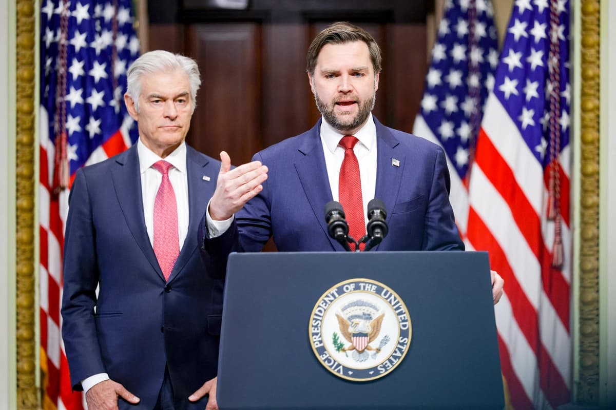 El vicepresidente JD Vance habla mientras el administrador de los Centros de Servicios de Medicare y Medicaid, Mehmet Oz, escucha durante un anuncio en el Edificio Ejecutivo Eisenhower de la Casa Blanca el 25 de febrero de 2026. (Alex Wong/Getty Images)