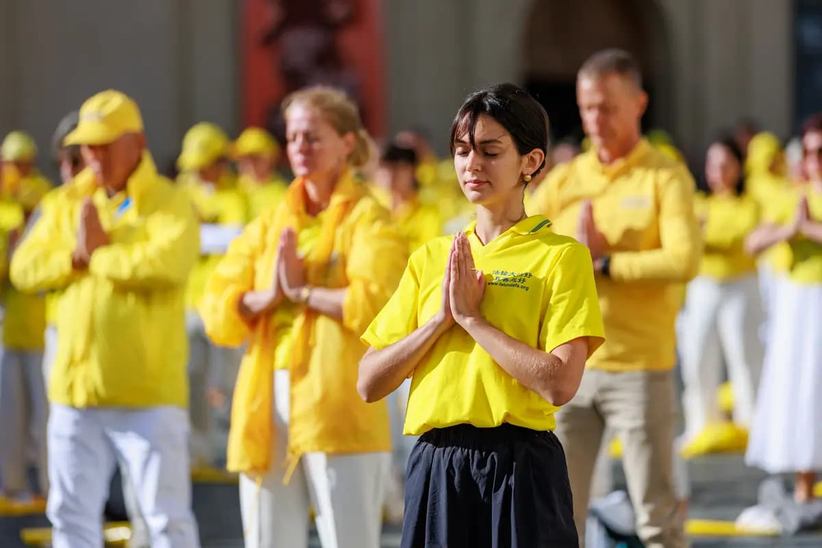 Los practicantes de Falun Gong realizan los ejercicios antes de un desfile en Praga, la capital checa, el 19 de septiembre de 2026. (Zhang Qingqi/The Epoch Times).