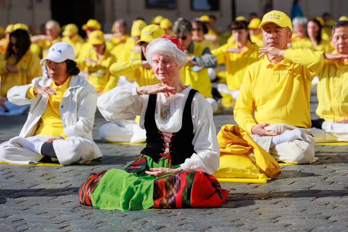 Los practicantes de Falun Gong realizan los ejercicios antes del desfile en Praga, la capital checa, el 19 de septiembre de 2026. (Zhang Qingqi/The Epoch Times).