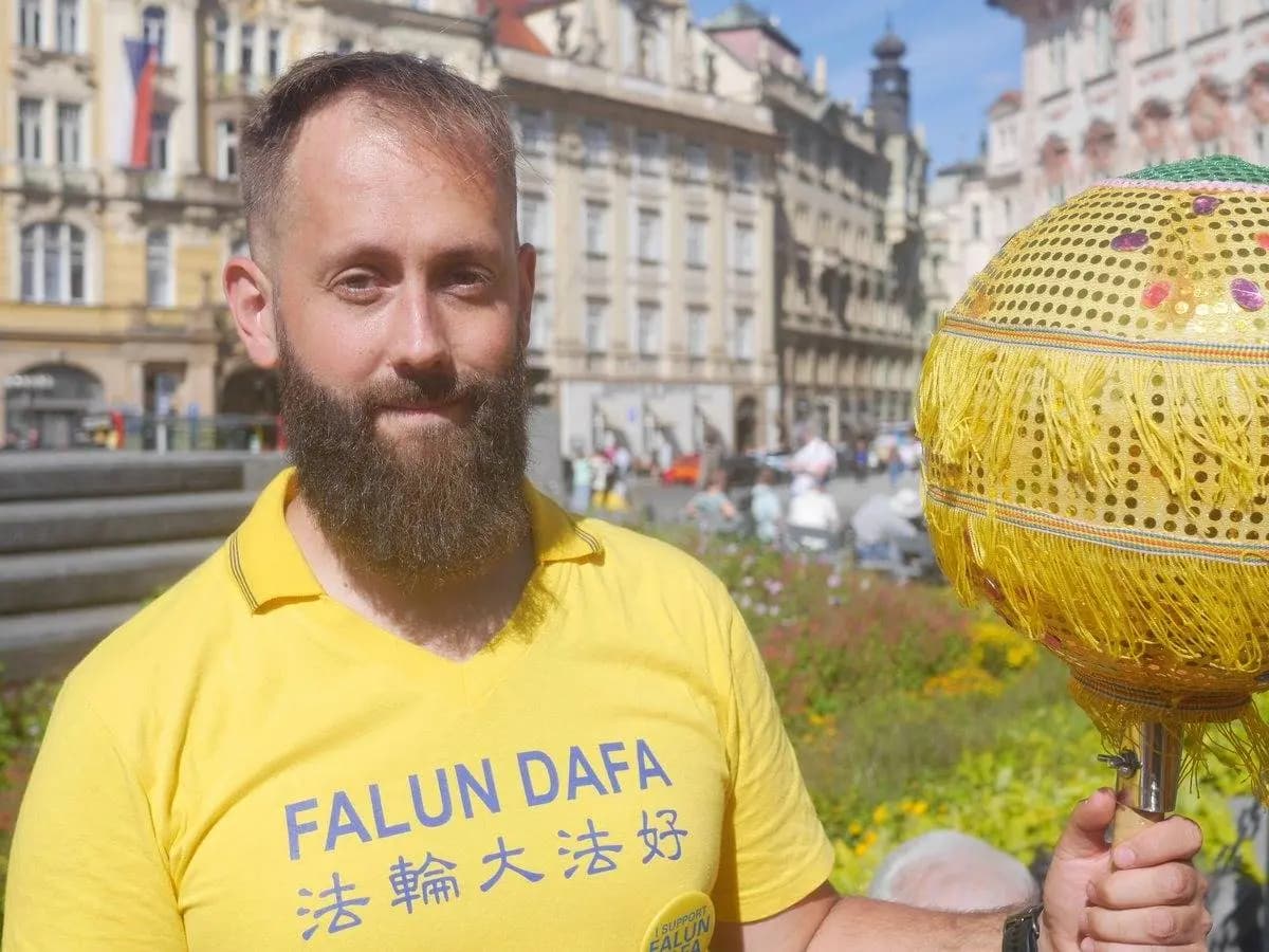 Pawel Dumanowski, de Polonia, participa en un desfile en Praga, la capital checa, el 19 de septiembre de 2026. (Ondrej Horecky/The Epoch Times).
