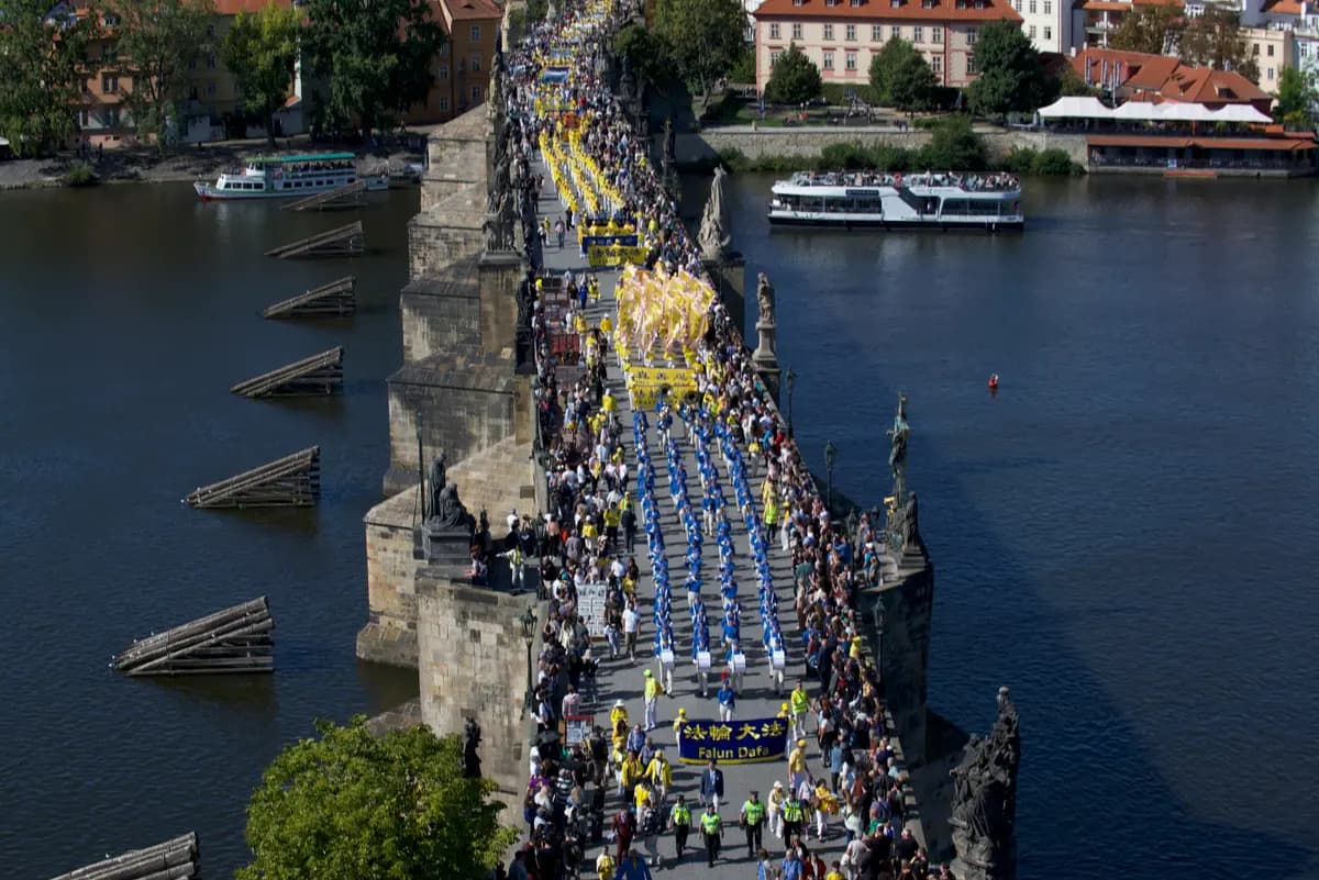 Los practicantes de Falun Gong de toda Europa se unieron a un desfile en Praga el 19 de septiembre de 2026. (Marius Iacob/The Epoch Times).