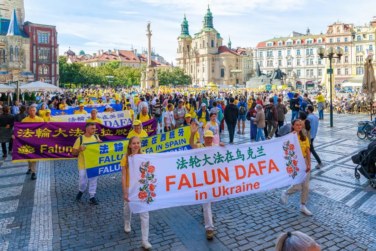 Más de 2000 practicantes de Falun Gong en toda Europa se unieron a un desfile en Praga el 19 de septiembre. (Zhang Qingyao/The Epoch Times)