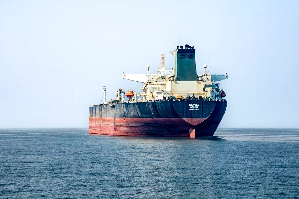 El petrolero iraní Sevda navega cerca de Bandare Asaluyah, Irán, el 27 de enero de 2026. (Middle East Images/AFP vía Getty Images)