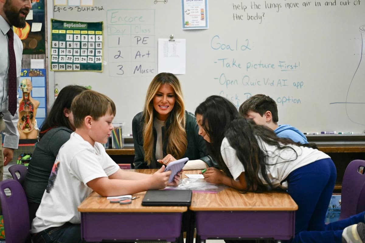 La primera dama Melania Trump se reúne con estudiantes de la escuela primaria Mountain View en North Jefferson, Carolina del Norte, el 15 de septiembre de 2026. (Kent Nishmura-Pool/Getty Images)
