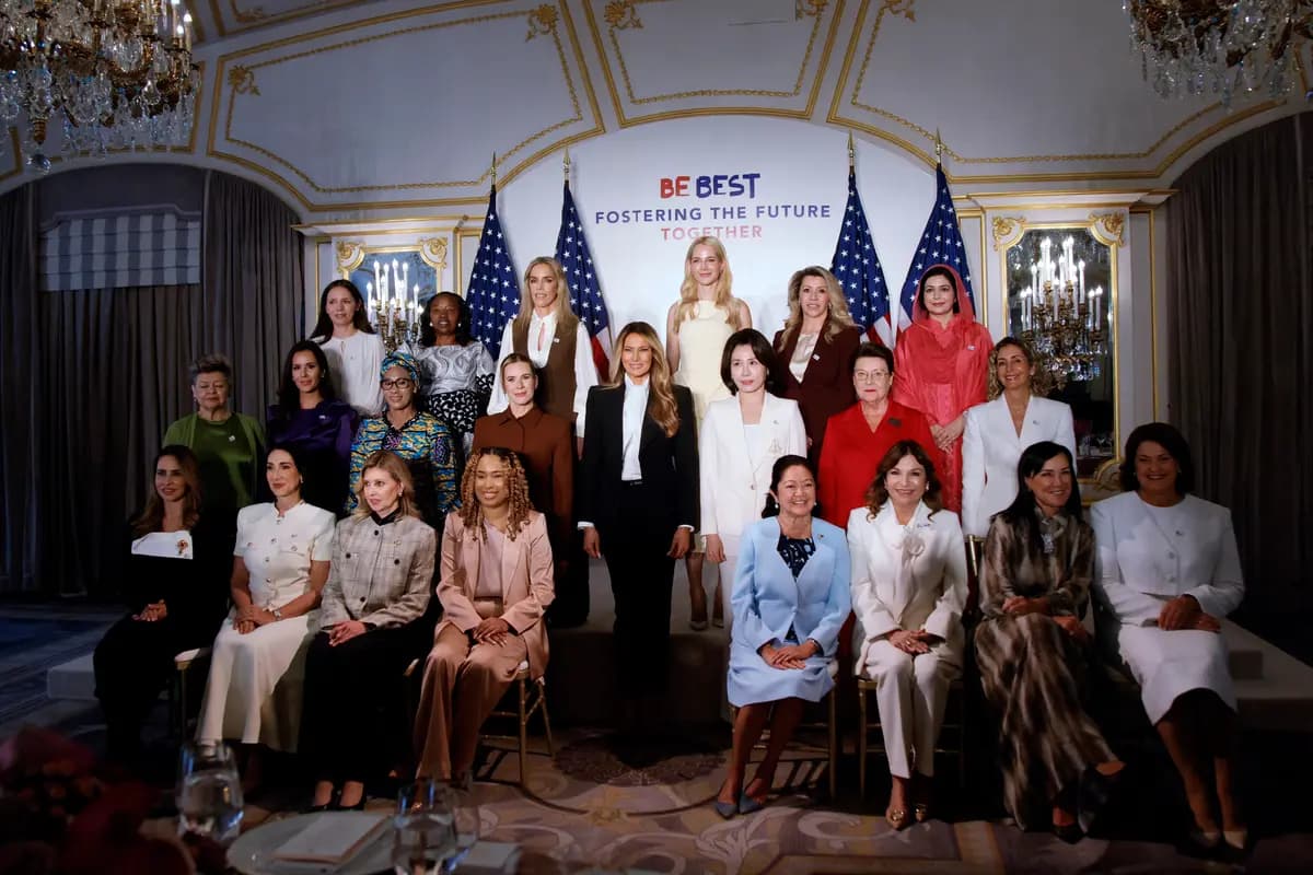 La primera dama Melania Trump (C) posa para una foto con las esposas de líderes mundiales en una conferencia de prensa para anunciar la expansión de su coalición Fomentando juntos el futuro en Nueva York el 22 de septiembre de 2026. Fomentando juntos el futuro tiene como objetivo aumentar el acceso de los niños a la tecnología educativa y promover la seguridad en línea. (Leonardo MUNOZ/AFP vía Getty images)